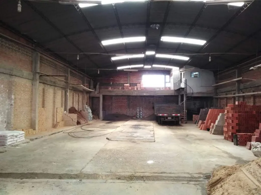 Vendo Tinglado con salón comercial y oficinas sobre Avda Próceres de Mayo!!! — foto 2