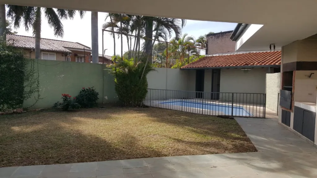 BARRIO MCAL. ESTIGARRIBIA: MAGNIFICA RESIDENCIA, 3 DORMITORIOS, GRAN PATIO Y JARDÍN. — foto 2