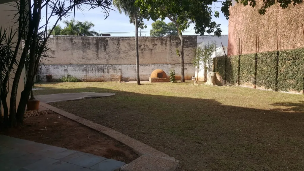 BARRIO MCAL. ESTIGARRIBIA: MAGNIFICA RESIDENCIA, 3 DORMITORIOS, GRAN PATIO Y JARDÍN. — foto 3