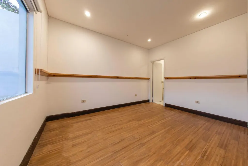 MBURUCUYÁ: ELEGANTE RESIDENCIA MINIMALISTA, 3 DORMITORIOS, JARDÍN, PISCINA, 435.000 USD — foto 3