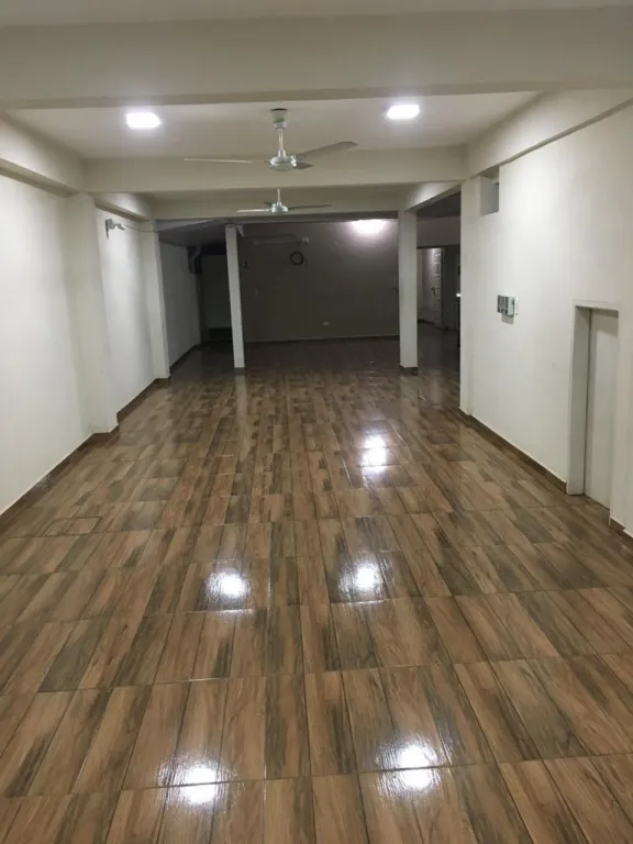 Alquilo amplio salón comercial en Villarrica, calle Carlos Antonio lopez. Excelente ubicac — foto 2