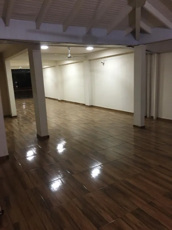 Alquilo amplio salón comercial en Villarrica, calle Carlos Antonio lopez. Excelente ubicac — foto 3