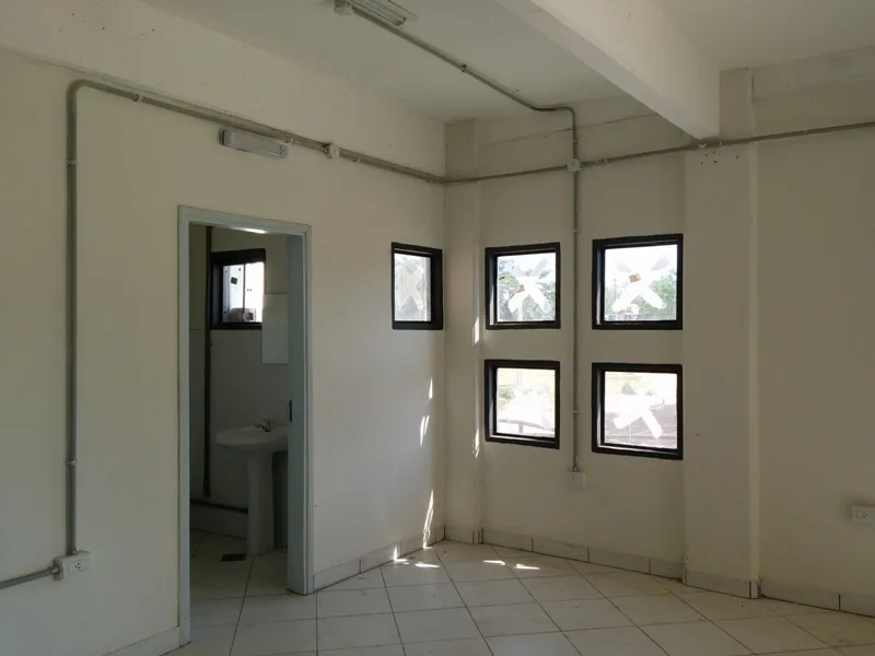 Depositos de 1.050m2 con oficinas y baños en Villa Elisa — foto 3