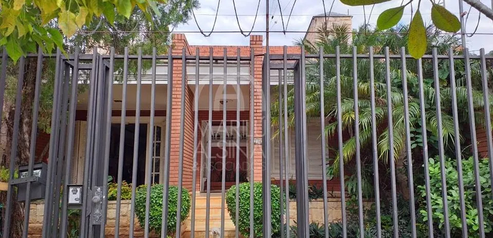 MBURUCUYA – 1ER PDTE: OFERTA TOTAL, RESIDENCIA A RECICLAR, 4 DORMITORIOS, JARDÍN, PISCINA. — foto 2