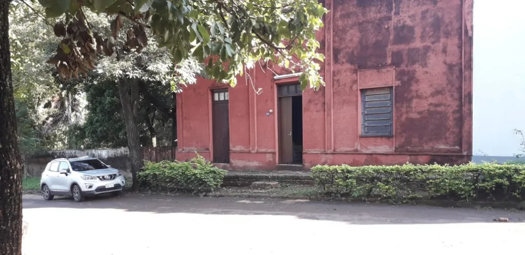 VENDO CASA EN BARRERO SOBRE RUTA ASFALTADA GS. 320.000.000. RECIBO VEHICULO DE MI INTERES. — foto 2