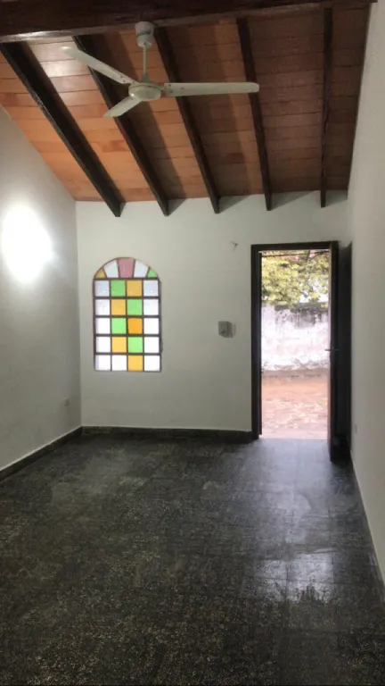 INMOBILIARIA ALQUILA CASA a 1 cuadra de la Av. Artigas, Zona Hospital Geriátrico del IPS. — foto 3