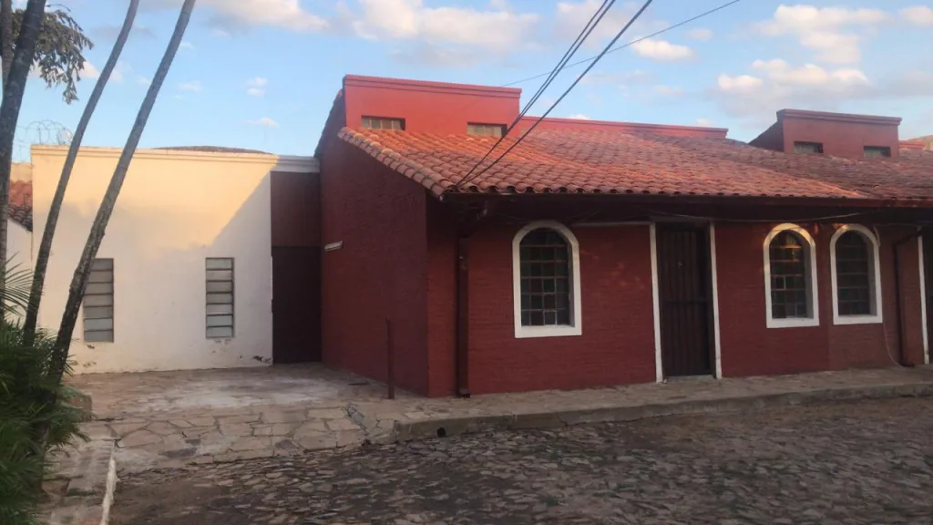 INMOBILIARIA ALQUILA CASA a 1 cuadra de la Av. Artigas, Zona Hospital Geriátrico del IPS. — foto 2