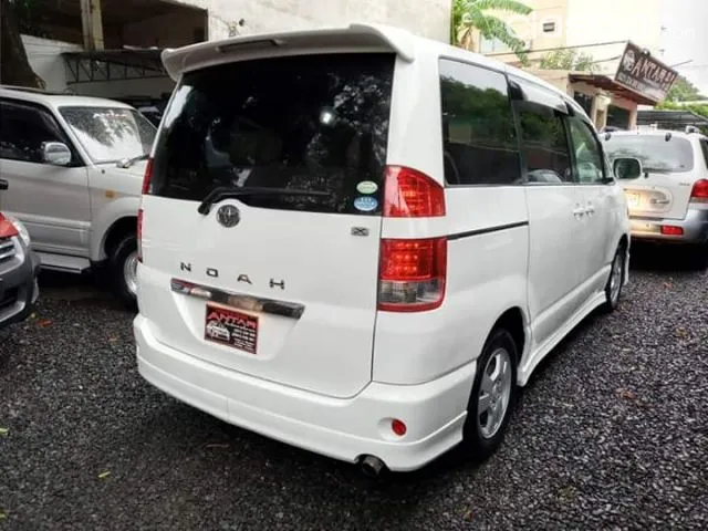 Toyota Noah 2004 — foto 3