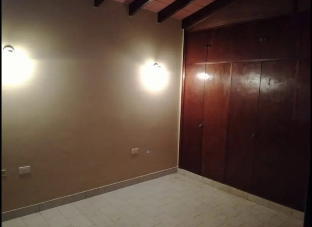 MANORÁ – PROX. ASA: ELEGANTE RESIDENCIA, 3 DORMITORIOS, JARDÍN, PISCINA, 6.500.000 GS. — foto 2