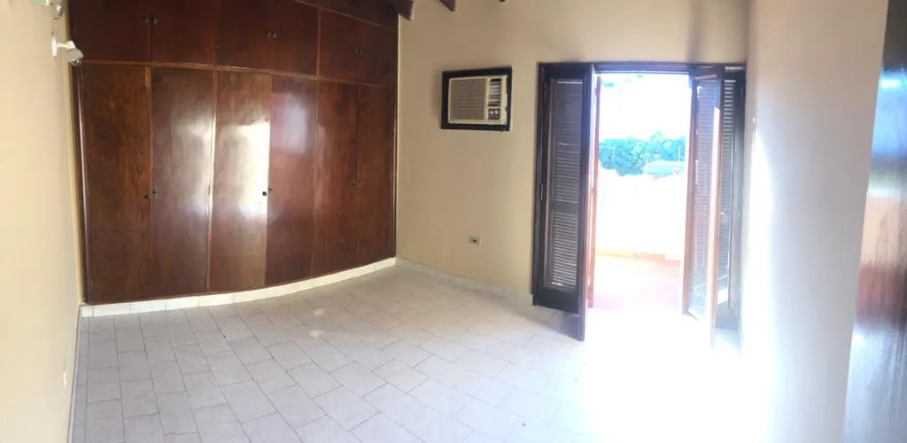 MANORÁ – PROX. ASA: ELEGANTE RESIDENCIA, 3 DORMITORIOS, JARDÍN, PISCINA, 6.500.000 GS. — foto 3