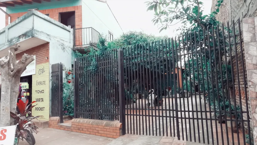 Vendo Casa con salón comercial en Ñemby, a 3 cuadras de Acceso Sur. — foto 2