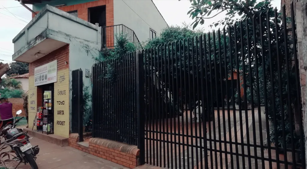 Vendo Casa con salón comercial en Ñemby, a 3 cuadras de Acceso Sur. — foto 3