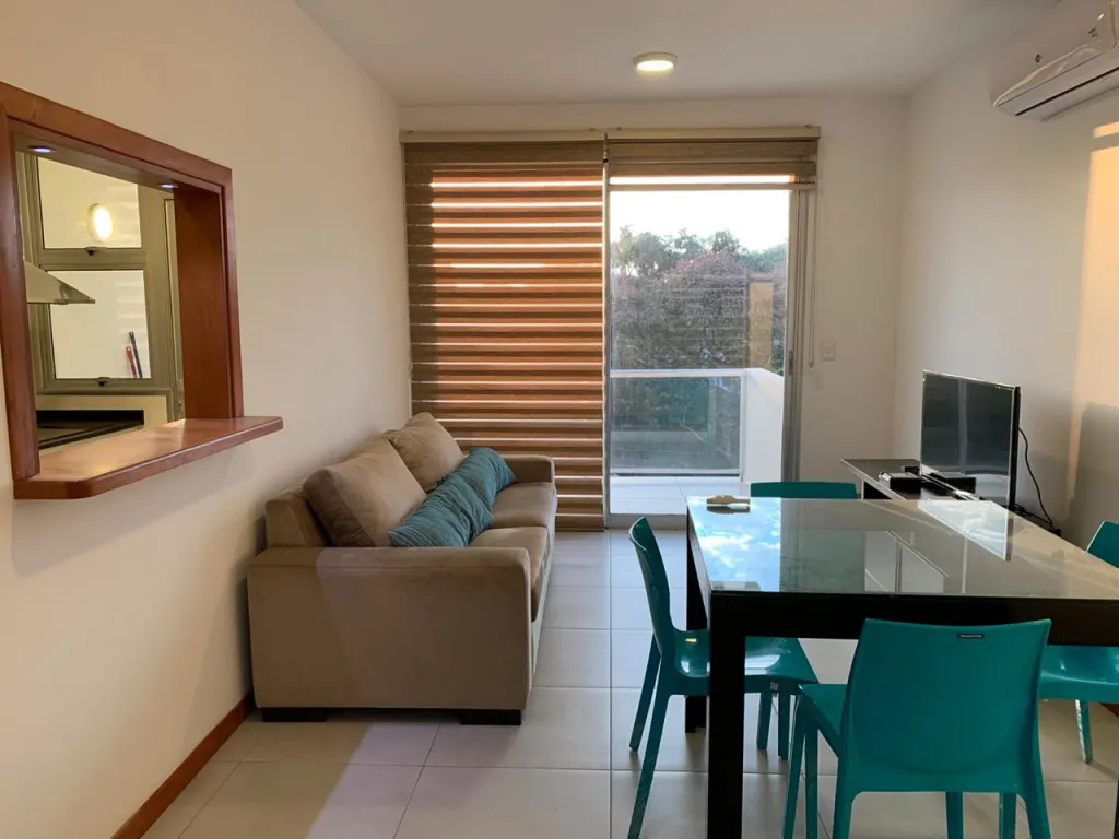 Hermoso Depto Amoblado 1Dorm en centro financiero - Piscina + GYM + Parrilla + Vista plaza — foto 2