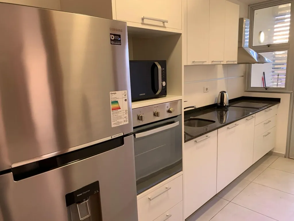 Hermoso Depto Amoblado 1Dorm en centro financiero - Piscina + GYM + Parrilla + Vista plaza — foto 3