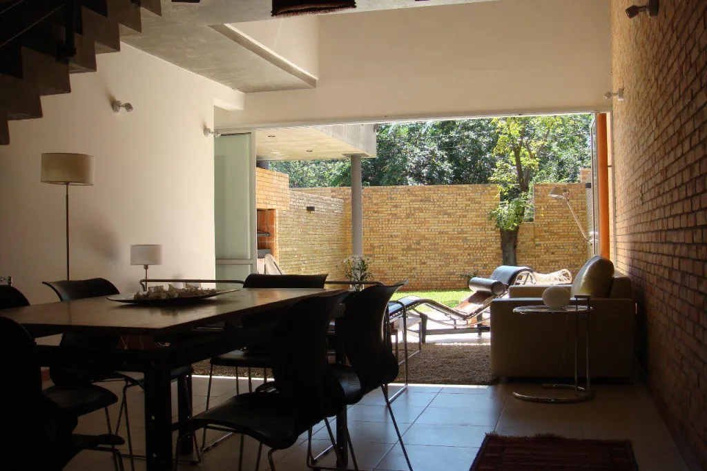 PROX. LUMEN – TRINIDAD: ELEGANTÍSIMA RESIDENCIA, 3 SUITES, JARDÍN, PISCINA, 1.200 USD — foto 2
