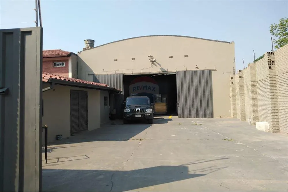 PROX. AVDA. MCAL. LOPEZ, MME LYNCH, MUNICIPALIDAD ASU: ESPECTACULAR DEPOSITO + TERRENO. — foto 3