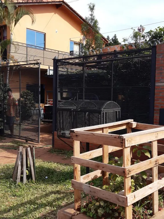 VENDO EN SAN LORENZO RESIDENCIA DE 2 PLANTAS, SOBRE AV. JOSÉ M. CENTURIÓN(A ASFALTARSE). — foto 2
