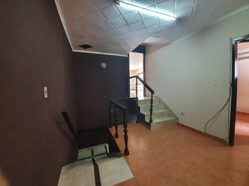 BO JARA – AVDA. BRASILIA: MAGNIFICA RESIDENCIA IDEAL P VIVIENDA U OFICINA, 5.000.000 GS — foto 2