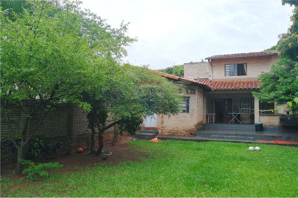 VENDO CASA SOBRE FACUNDO MACHAÍN - BARRIO LOS LAURELES. INMEJORABLE UBICACIÓN — foto 2