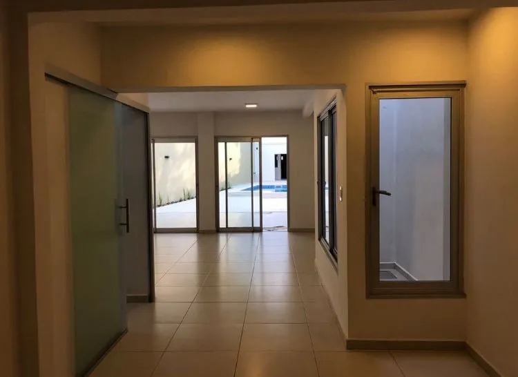 PROX. CLUB CENTENARIO: ELEGANTE RESIDENCIA A ESTRENAR, 3 DORMITORIOS, 7.400.000 GS. — foto 2