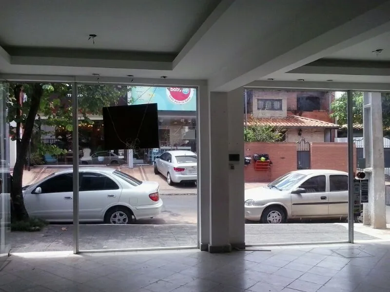 LOCAL CON EXCELENTE UBICACION EN VILLA MORRA PARA COMERCIO, OFICINA, CONSULTORIOIO — foto 3