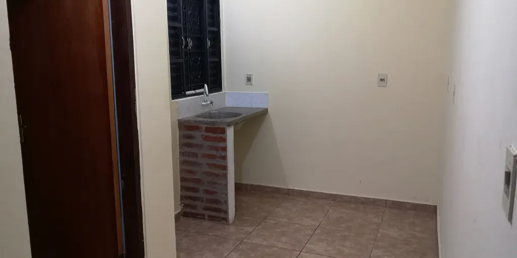 Kitchenette con lavadero cubierto y estacionamiento — foto 3
