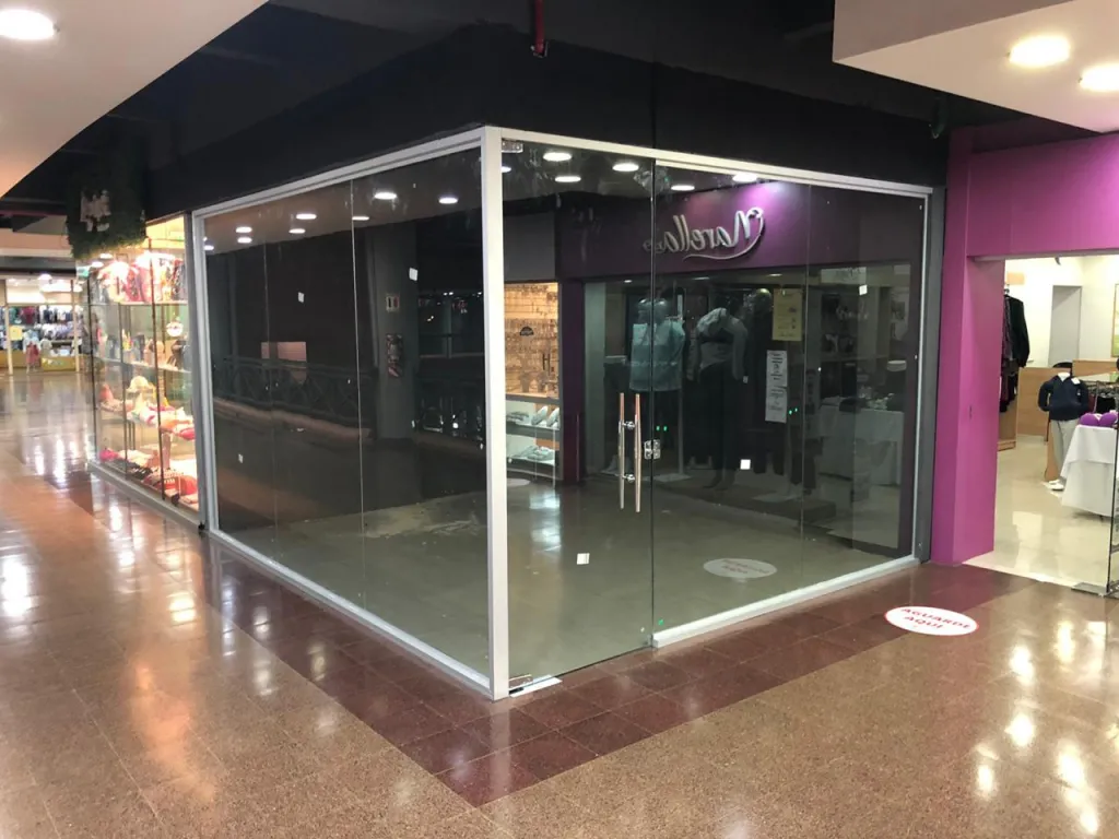 SALON COMERCIAL EN EL SHOPPING MULTIPLAZA. — foto 2