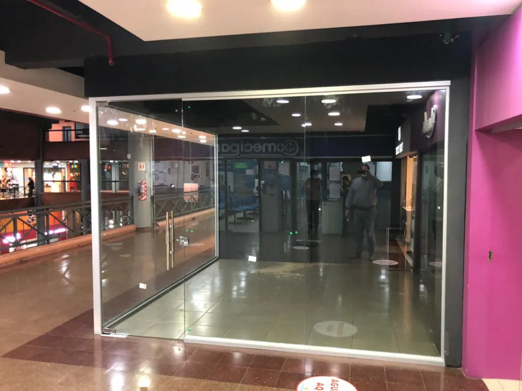 SALON COMERCIAL EN EL SHOPPING MULTIPLAZA. — foto 3
