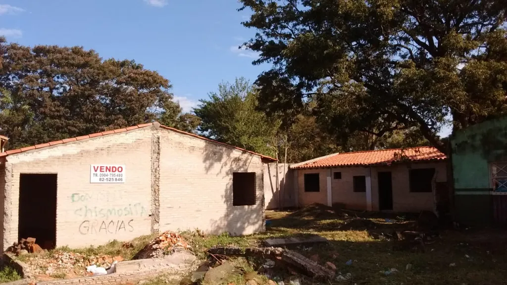 Hermoso terreno PAÏ ÑU.NEMBY..Superficie 638M2 con dos casas por terminar. — foto 2