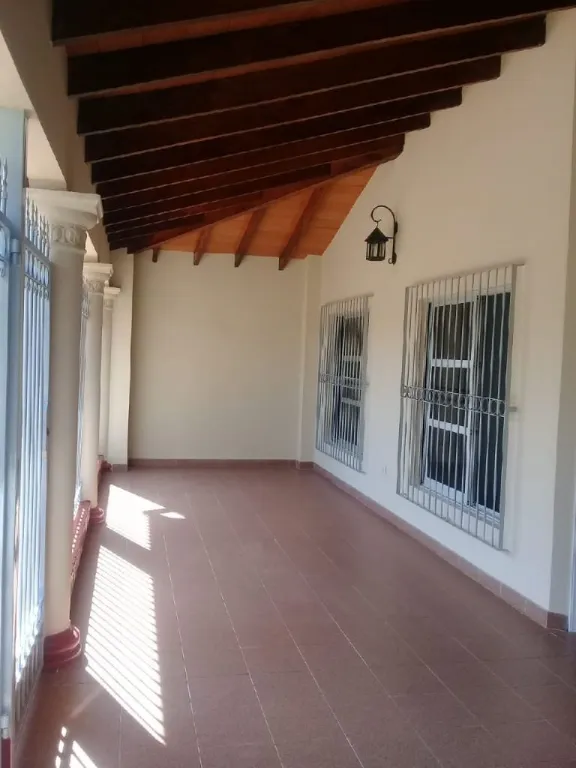 HERMOSA RECIDENCIA EN LA CIUDAD DE LUQUE.. — foto 2
