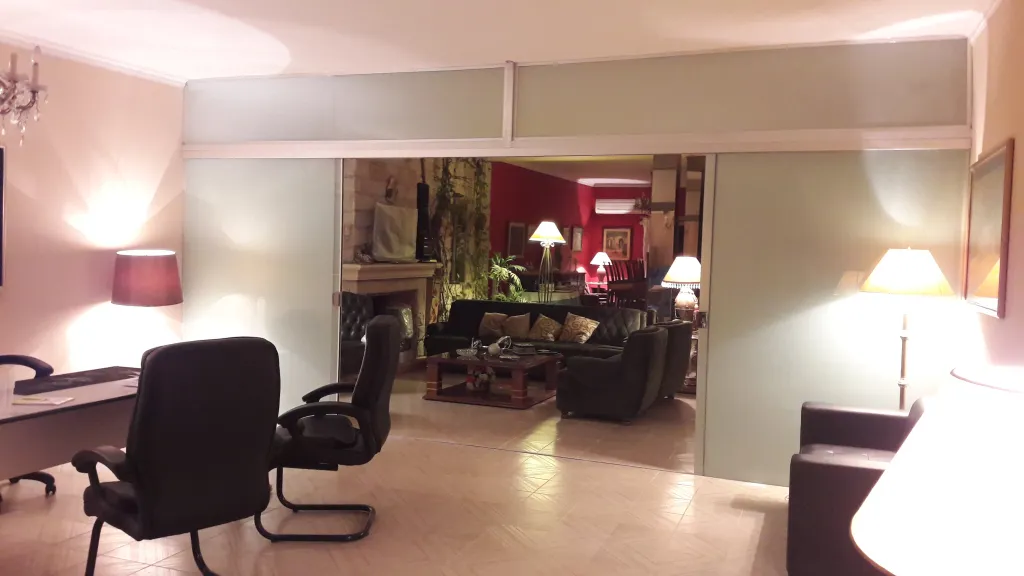 AMPLIA RESIDENCIA en BARRIO EX COCA COLA. CERCANIAS BRASILIA Y ESPAÑA — foto 2
