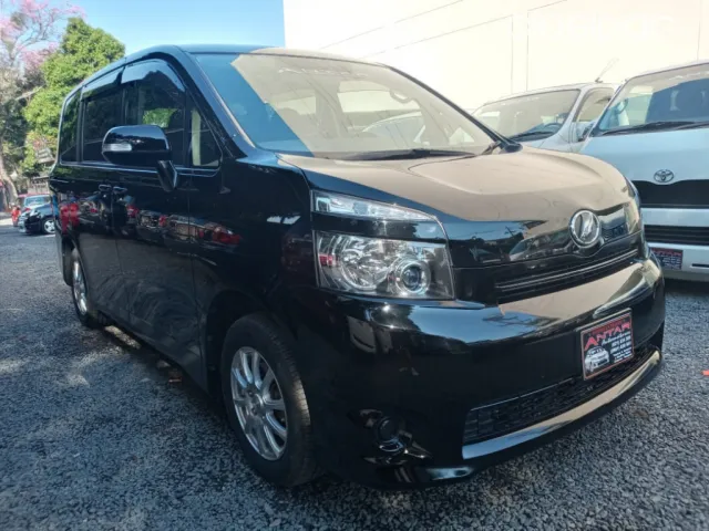Toyota Voxy 2009 - foto 2