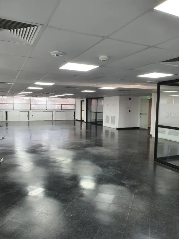 ALQUILO PISO COMPLETO EN EDIFICIO EN EL CENTRO — foto 2