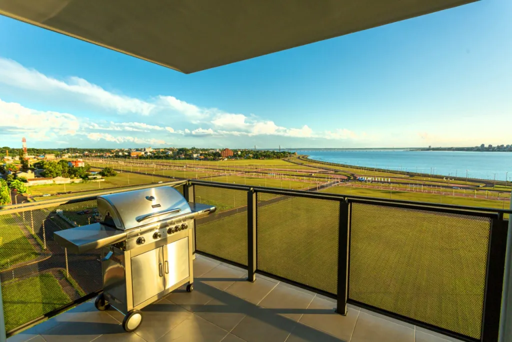 Vendo Departamento AMOBLADO de 2 Dormitorios Edificio Paraná Playa — foto 2