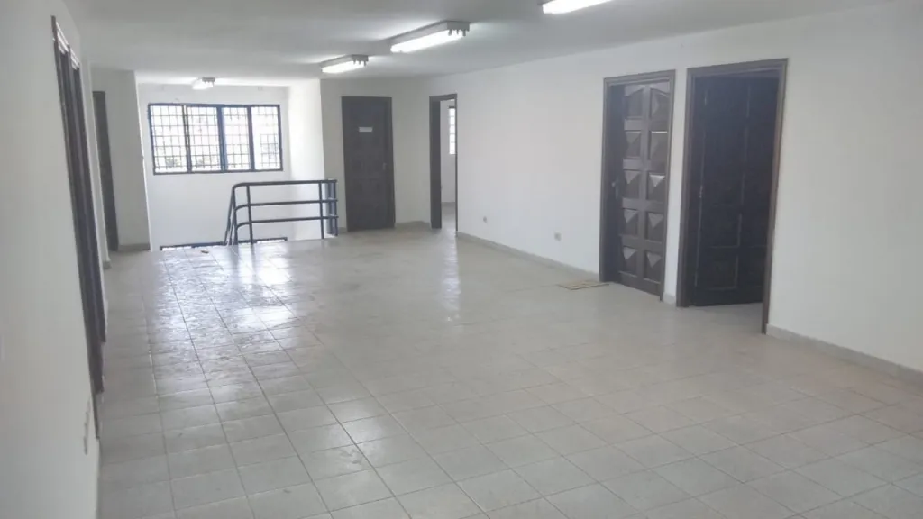 LAMBARÉ SUP. EL PUEBLO: DEPÓSITOS + OFICINAS – SUPERFICIES A CONVENIR – 22.000.000 GS. — foto 3