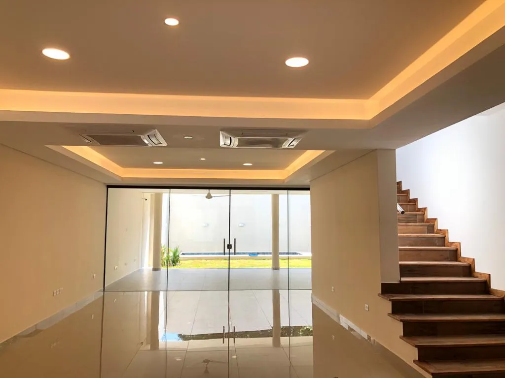 PROX. UNIV. AMERICANA (Bº JARA): ELEGANTE RESIDENCIA MINIMALISTA, 4 SUITES, JARDÍN. — foto 2