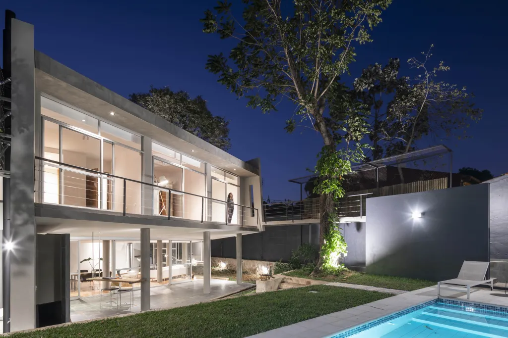 MBURUCUYÁ: ELEGANTE RESIDENCIA LOFT, 3 DORMIT, JARDÍN, PISCINA, 2.400 USD — foto 2