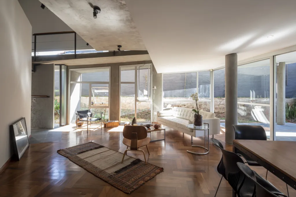 MBURUCUYÁ: ELEGANTE RESIDENCIA LOFT, 3 DORMIT, JARDÍN, PISCINA, 2.400 USD — foto 3