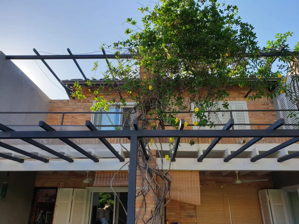 CARMELITAS: MAGNÍFICA RESIDENCIA, 4 DORMITORIOS, JARDÍN, PISCINA, OPC. AMOBLADO, 2.000USD — foto 2