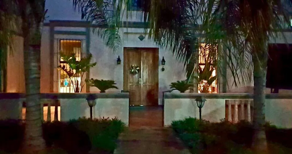 CARMELITAS: ELEGANTE RESIDENCIA TOSCANA, 4 SUITES, JARDÍN, PISCINA, 2.500 USD. — foto 2