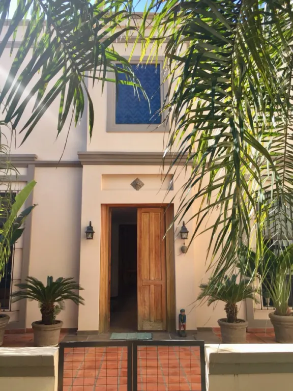CARMELITAS: ELEGANTE RESIDENCIA TOSCANA, 4 SUITES, JARDÍN, PISCINA, 2.500 USD. — foto 3