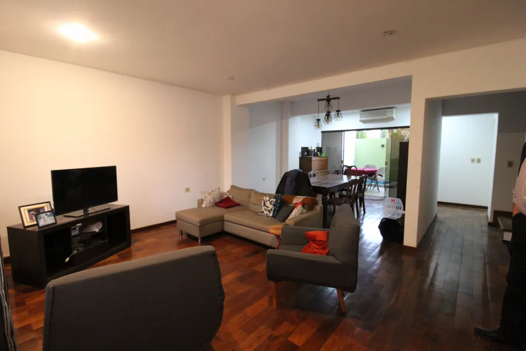 VENDO TRIPLEX PISOS DE PARQUET CON HIDROMASAJE.FDO DE LA MORA ZONA NORTE. — foto 2