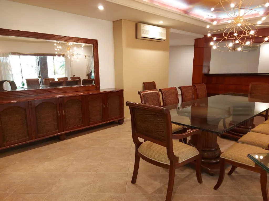 MBURUCUYÁ: ELEGANTE RESIDENCIA, 4 SUITES, 2.000M2, JARDÍN, PISICNA, 3.500 USD — foto 2