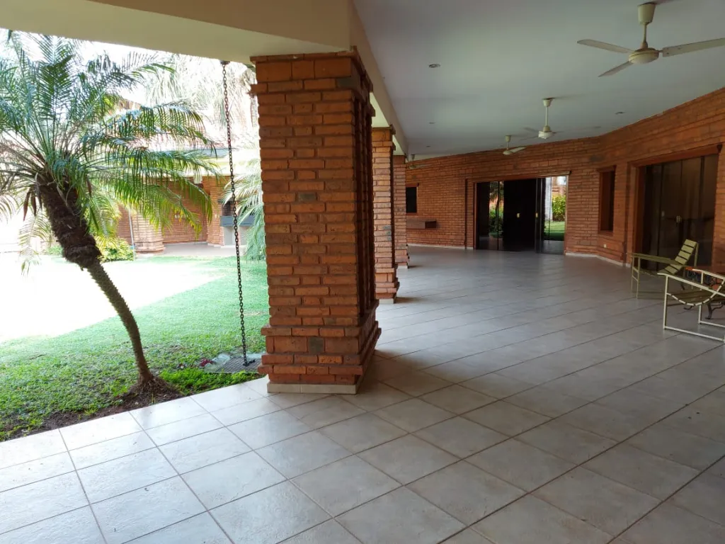 MBURUCUYÁ: ELEGANTE RESIDENCIA, 4 SUITES, 2.000M2, JARDÍN, PISICNA, 3.500 USD — foto 3