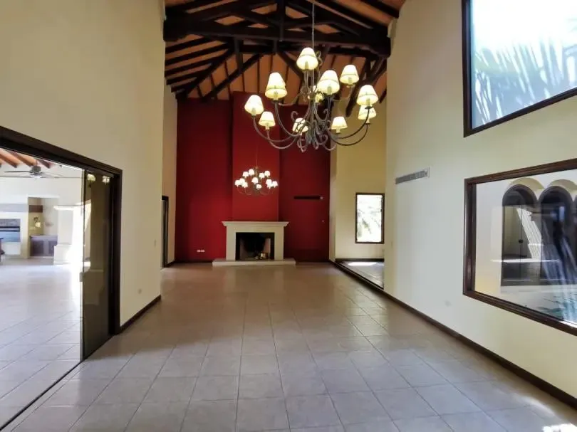 VENDO IMPONENTE RESIDENCIA ZONA CLUB CENTENARIO — foto 3
