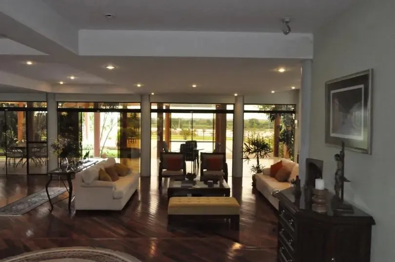 VENDO IMPONENTE RESIDENCIA ZONA YACHT — foto 2