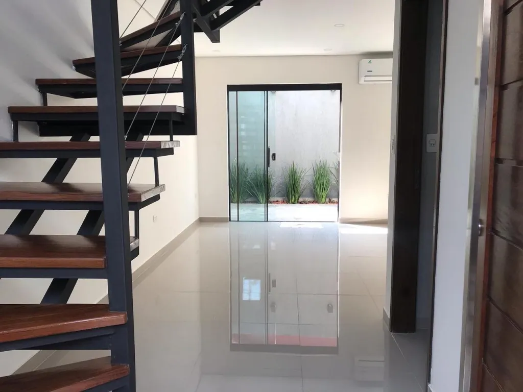 LUQUE: 140M2 – LUJOSO DÚPLEX EN VENTA – 130.000 USD — foto 2