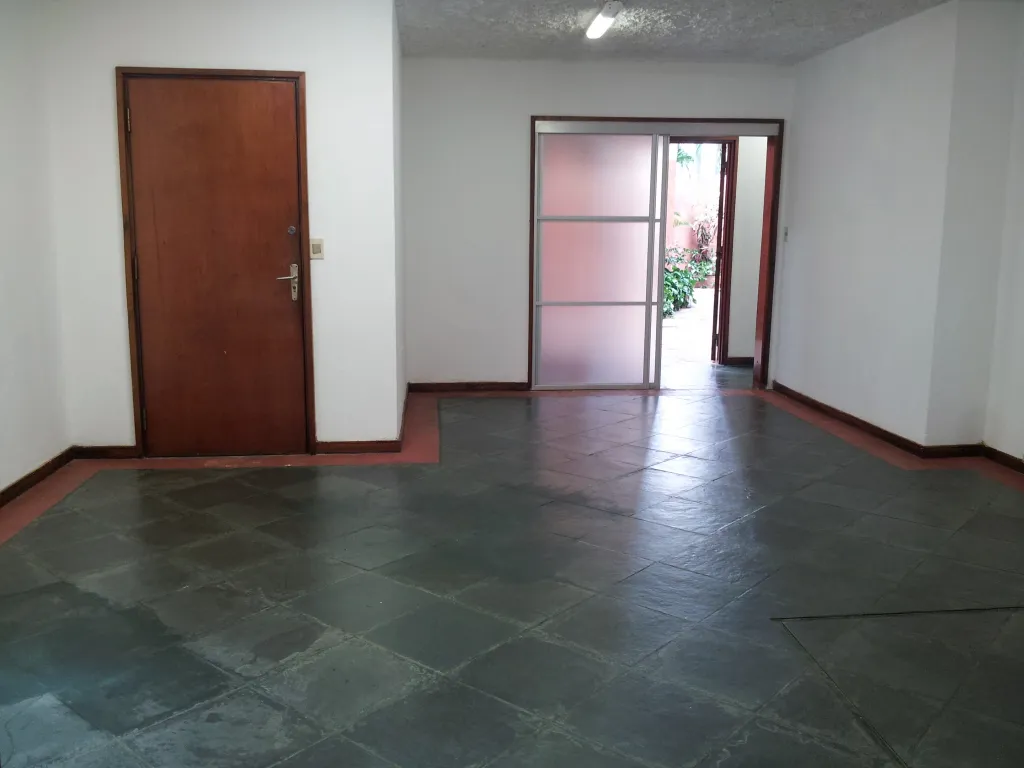 DEPARTAMENTO C PATIO EN VILLA MORRA CON 3 DORM. 2 VEHICULOS. — foto 2