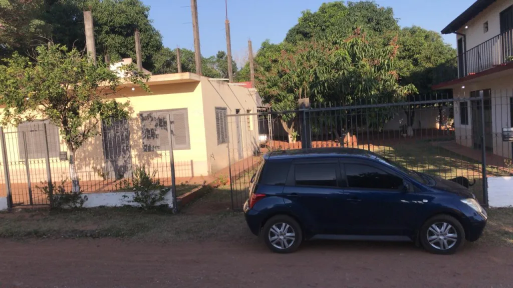 Dos enormes casas juntas detras de Pepsi — foto 2