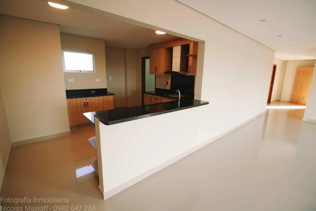 DEPARTAMENTO DE 2 DORMITORIOS Y ESCRITORIO. BARRIO MBURICAO — foto 2